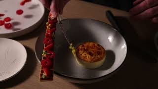 Dessert plate presentation San Sebastian Traiteur de Paris : Strawberry raspberry puff pastry wafer