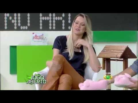 Renata paga aposta e apresenta programa de pantufa rosa