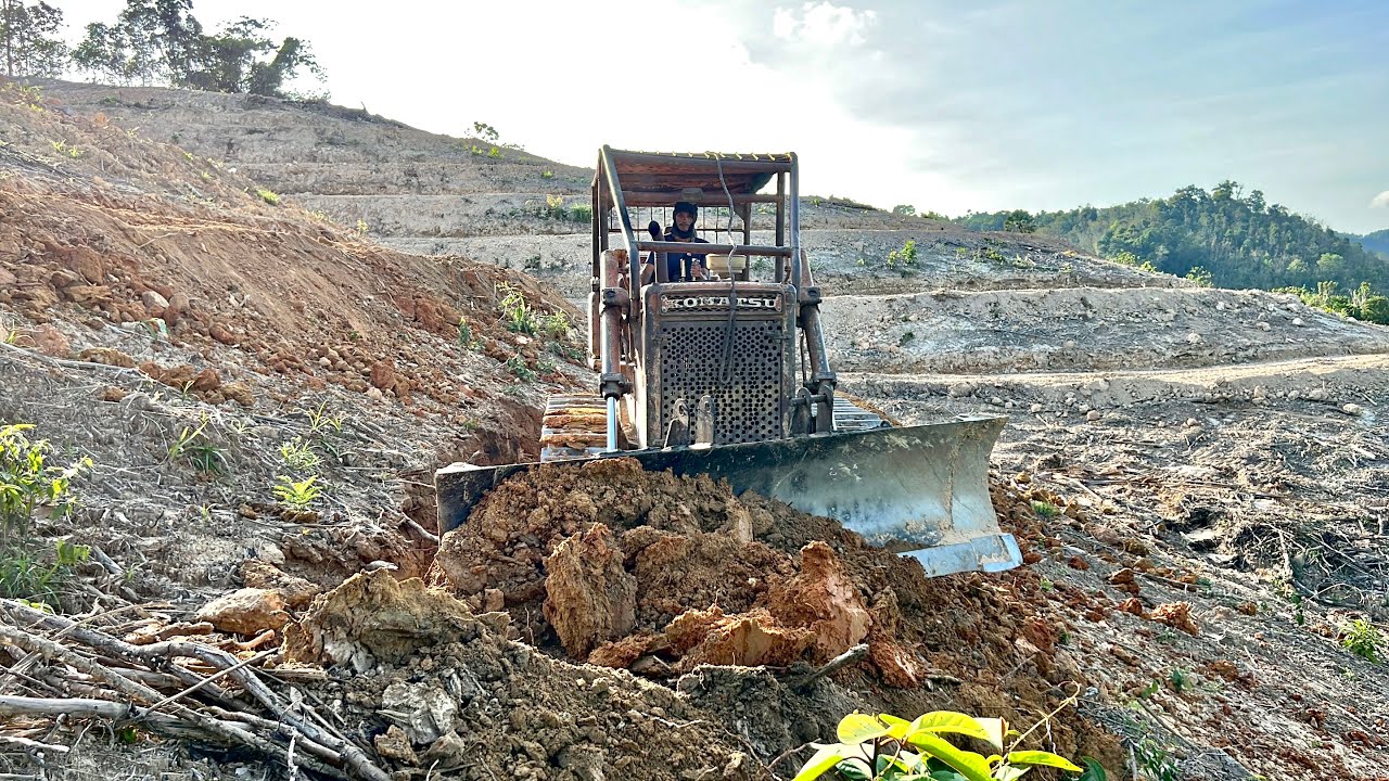 หาดูยาก แทรคเตอร์ KOMATSU D50A ตัดทางขั้นบันได บนยอดเขา