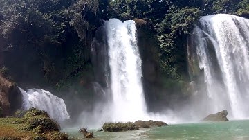 Toàn cảnh thác Bản Giốc mùa nước lớn