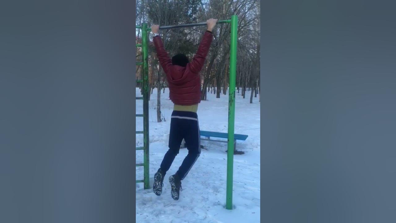 Игра армян на турнике