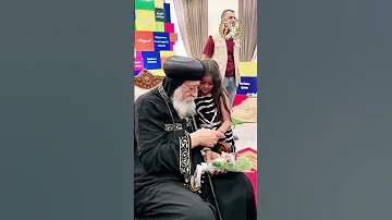 قداسة البابا تواضروس الثاني يداعب الاطفال الكنيسة القبطية الأرثوذكسية البابا تواضروس 