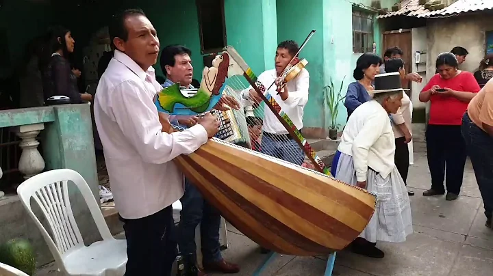 Edilberto Sosa Orihuela y Hnos.Roca, amenizando ev...