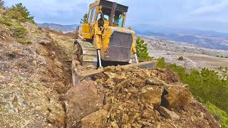 Caterpillar D7G Bulldozer Begins to Scrape and Split Frozen Soil at -8 Temperatures #bulldozer #cat