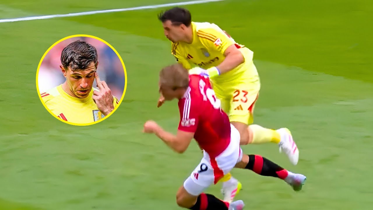 Emiliano Martinez Red Card vs Manchester United - YouTube
