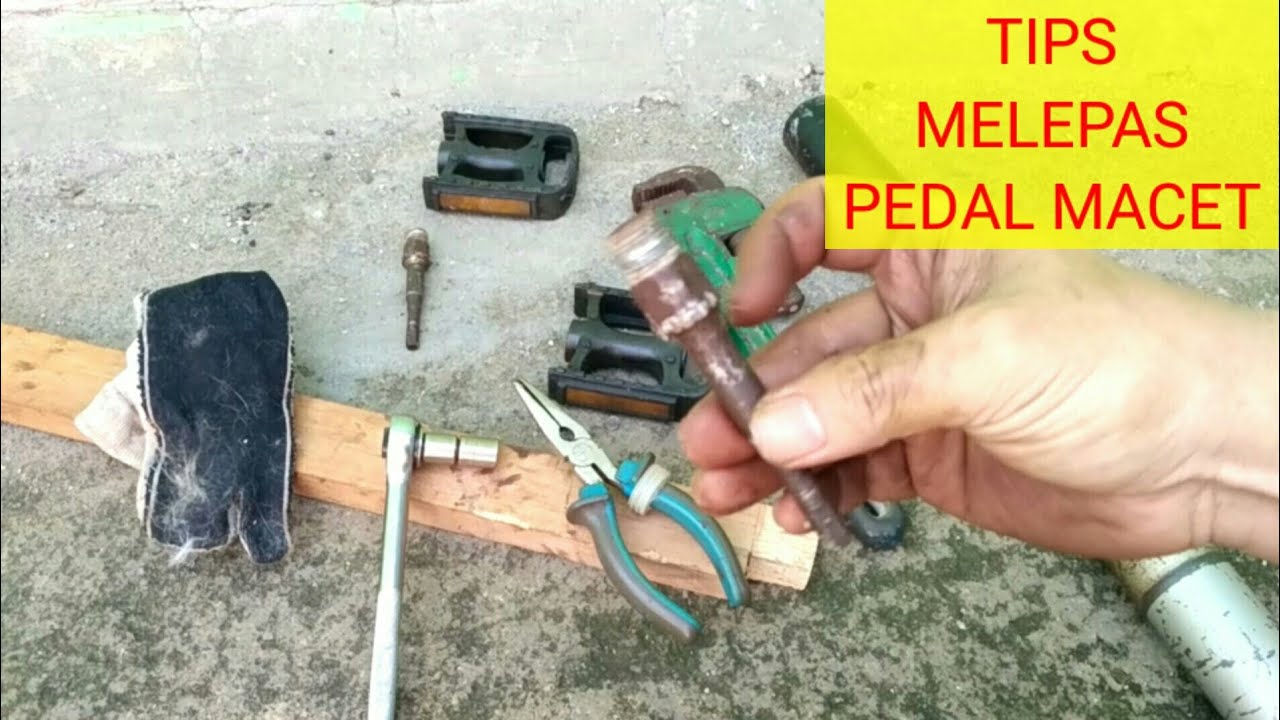 TIPS Melepas Pedal Sepeda MACET // STUCK Pedal Removal - YouTube