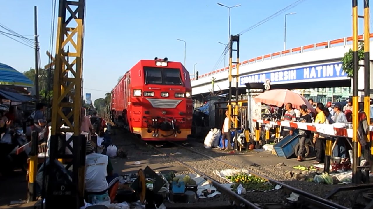 Sepur Kricak CC 300 di Pasar Waru
