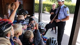 Politi og små cyklister