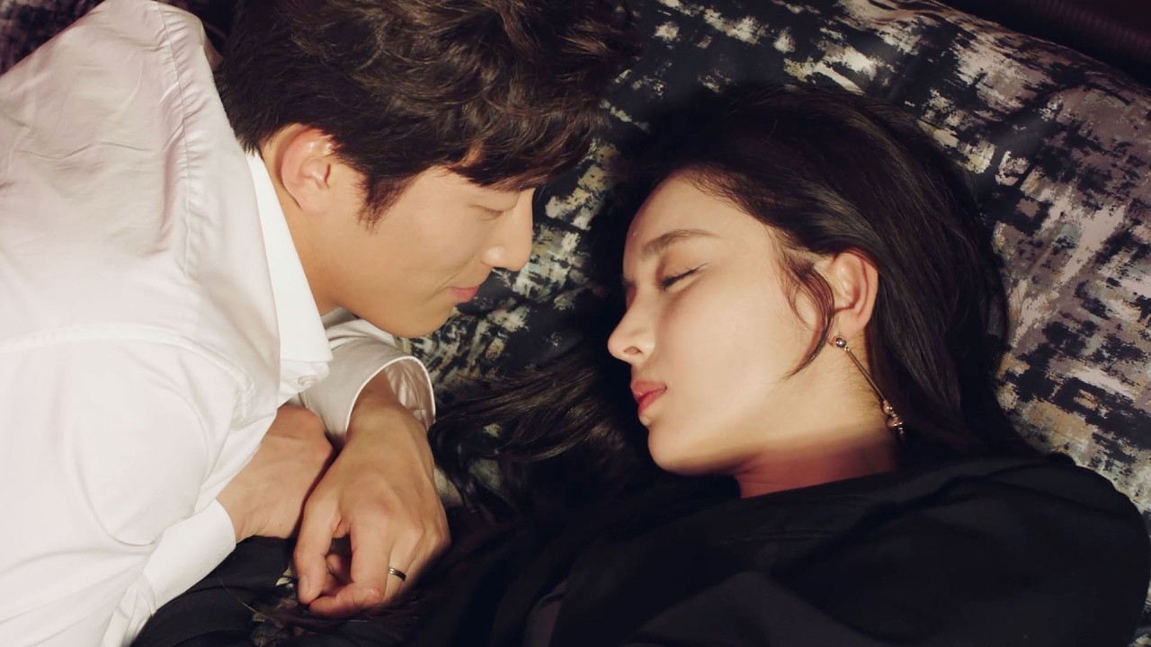 🎀【MOVIE】霸總一覺醒來發現灰姑娘睡在自己身邊，高興壞了，把她吻醒，她害羞的跑了 #十年三月三十日 #好看中国电视剧 #爱情