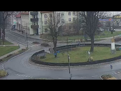 Braniewo: Citroen roztrzaskał się o schody budynku. Kierowca trafił do szpitala - 28.11.2021
