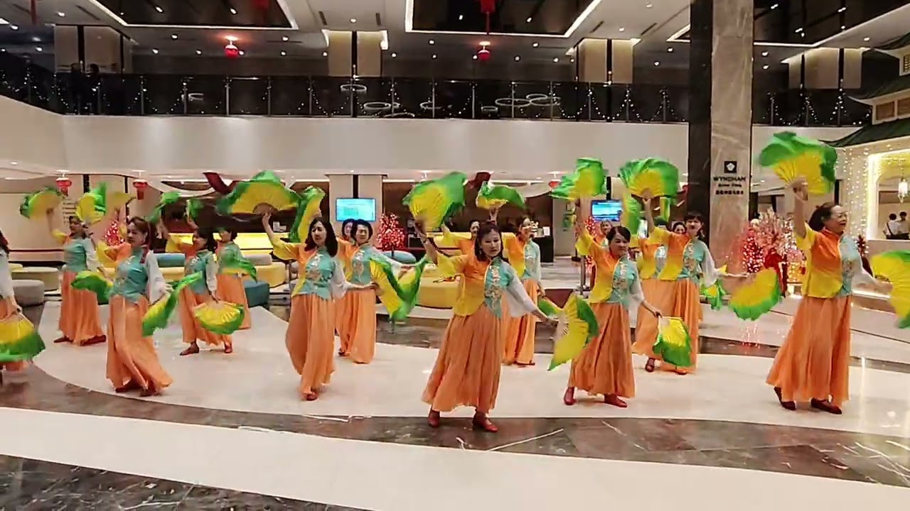 06/02/2026舞蹈：情歌轻轻唱🌹（双漂扇）指导：廖玉真助理吧生小伶舞蹈班盛情的把情歌深深跳出来啦🌹🌹高峰也会过去，低谷也会过去🌹高处不胜寒，不要得意忘形🌹