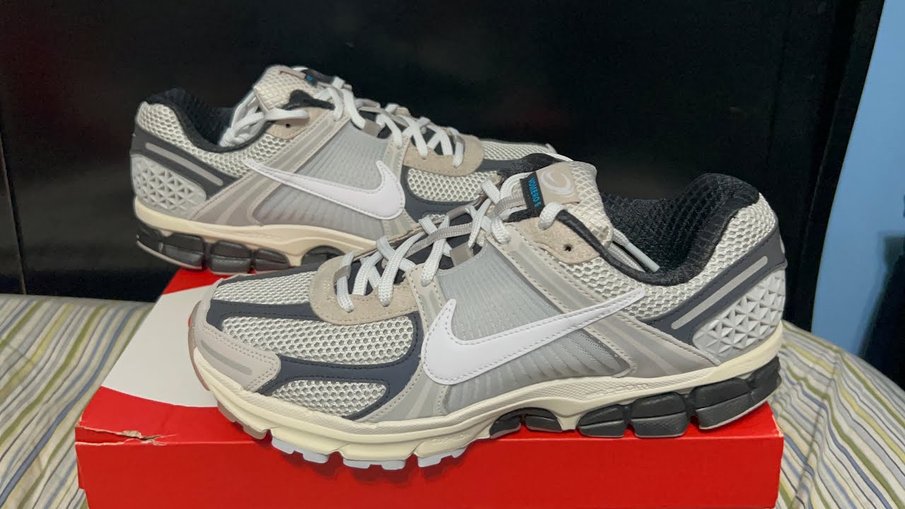 人気 ☆NIKE☆ ZOOM VOMERO 5 LIGHT BONE AND BLACK Nike Vomero 5 Supersonic Light Bone Black Review With Glow