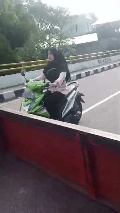 cewek cantik naik beat Honda