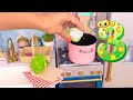 Play Toys cooking vegetable soup! Kids practice food names and numbers.
