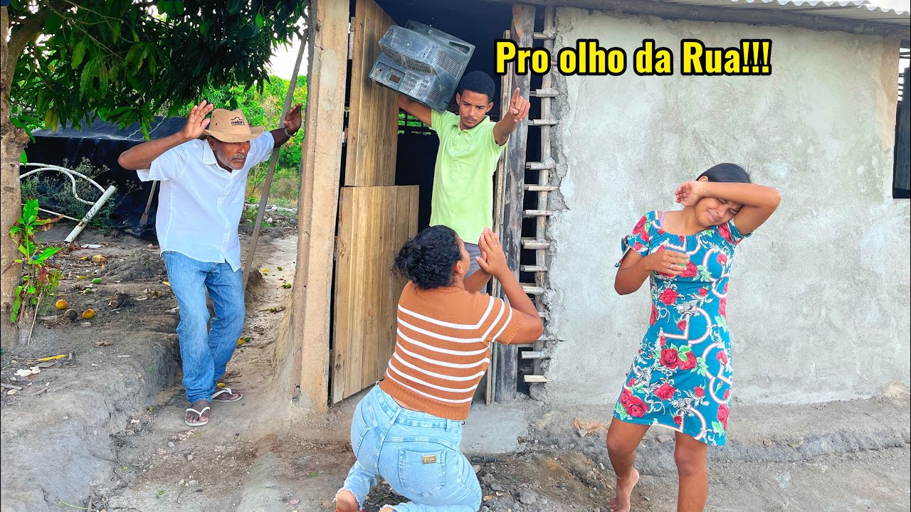 GERENTE humilha MÃE solteira e a coloca pra fora de casa de Barro💔😱/ ele só ñ imaginava….