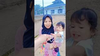 alesha dapat hadiah gelang kupu kupu