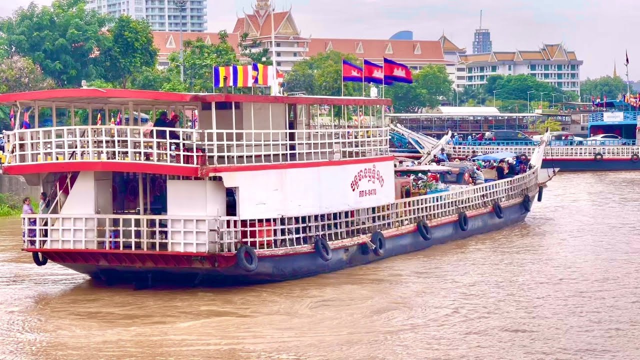 day28-in-the-evening-the-cambodian-ferry-is-very-busy-at-the-ferry