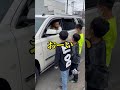 子どもと戯れる職人