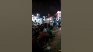 Orang gila joget di pasar malem