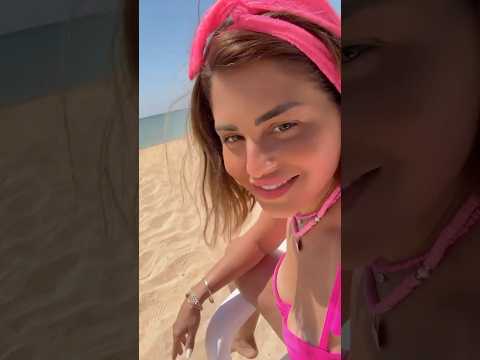 بالمايوه البكيني منة فضالي تستمتع بالصيف على البحر