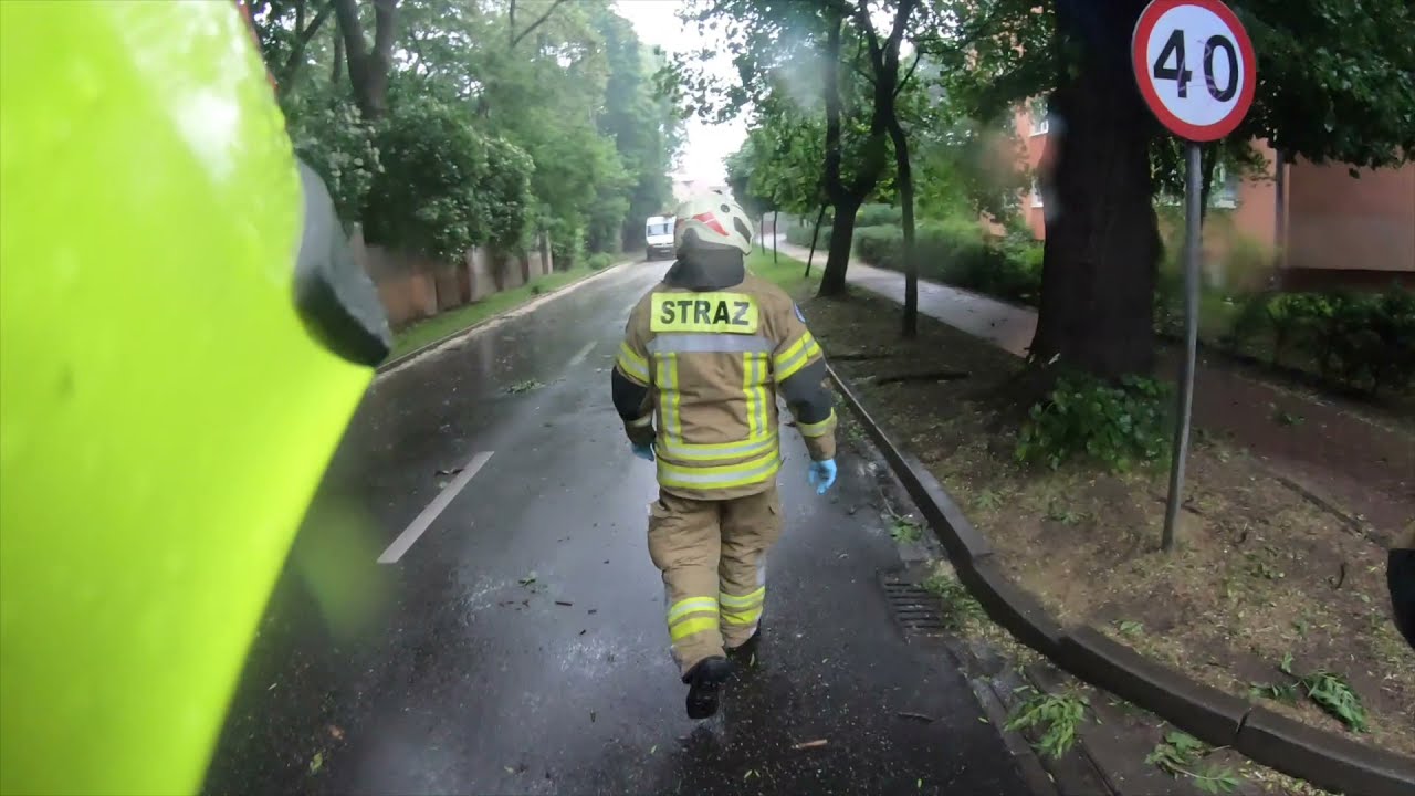 142-143/2021 Izolowane zdarzenie medyczne, konar drzewa na jezdni Ożarów Maz.