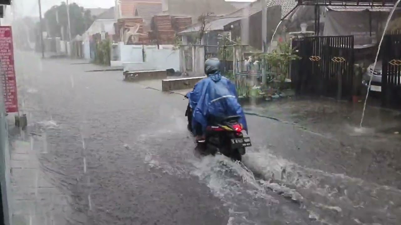 Hujan deras, Saat-saat Air Meluap Menggenangi Jalan | 16 Sep 2025
