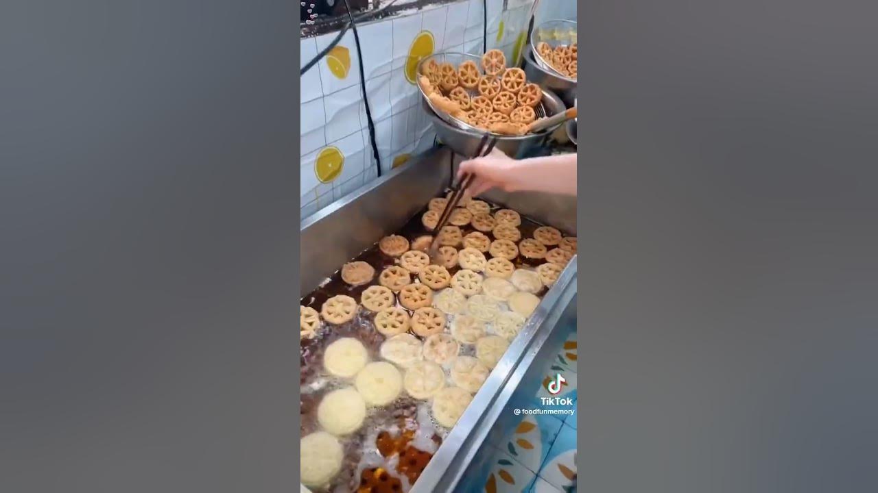 kue kembang goyang khas Indonesia 🇲🇨🥰