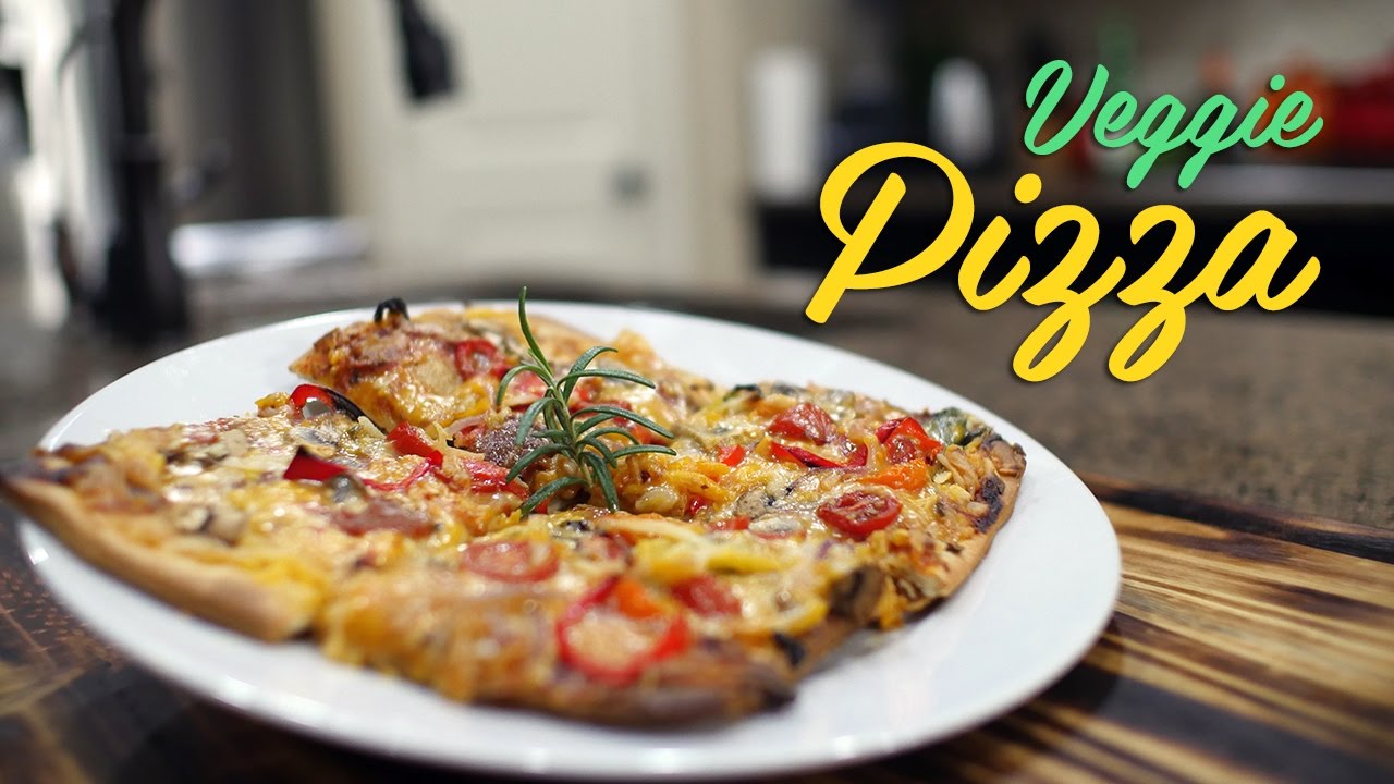 Cheesy bread pizza with roasted veggies