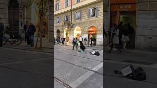 bailando en la calle #bailando #macarenadance #tramvai #danceanni90 #imigração #abuelos