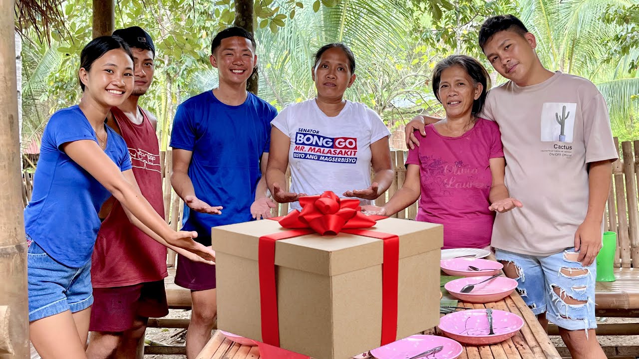 SHIN SHOCKED HIS MOM WITH THESE GIFTS FROM OUR SUBSCRIBERS!