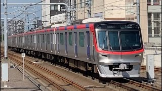 つくばエクスプレス　TX-3000系￼TX-3181編成　流山おおたかの森駅到着シーン