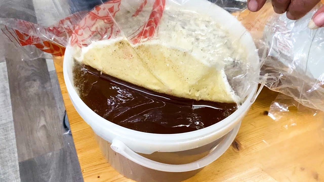 طريقة مبتكرة لسحب الشوائب من العسل دفعة واحدة .