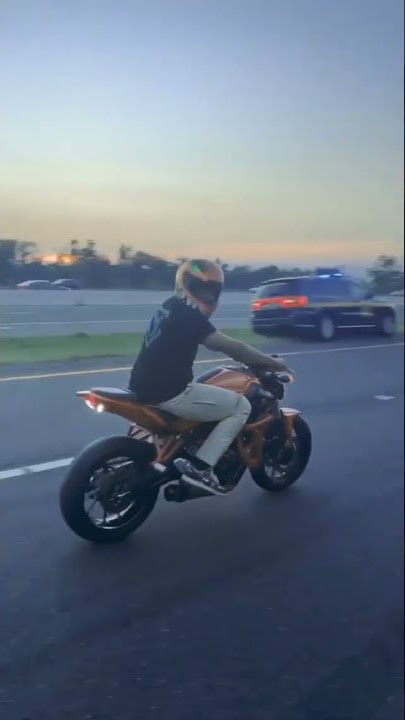 Empinando na frente da polícia dos EUA 🏍️🚔🇺🇲