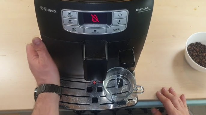 Habitué de la Nespresso, j'ai testé une machine à café automatique Saeco à  2800 $