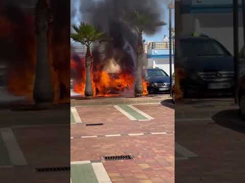 Incendio de un vehículo en el puerto deportevo de Dénia