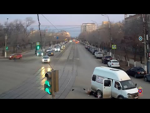В Волгограде пассажирку маршрутки № 98 выбросило из салона на повороте