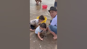 Em be Thử đi cào nghêu ở gò công, tiền giang