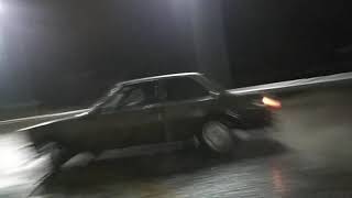 Crazy illegal street drift on BMW E30 M42 on old winter tires. Лютый дрифт на старой Е30.