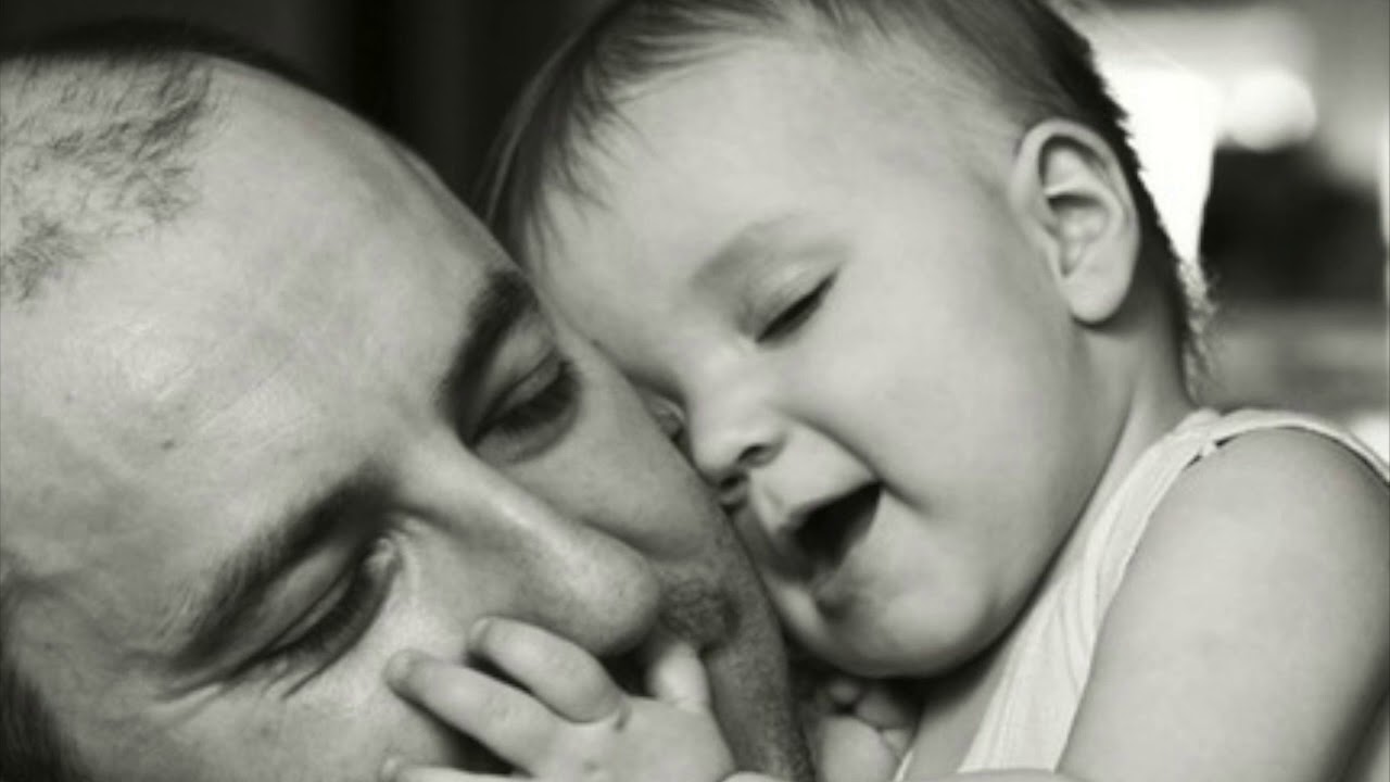 Картинка любящего отца. Папуе. Черно белые фото с отцом и ребенком. Карй же ты папа красивый. Ютуб видео отец