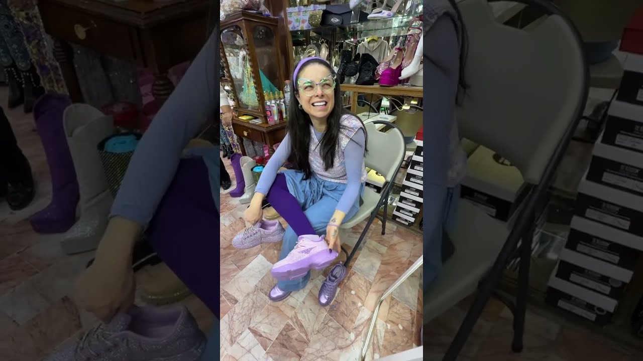 Fui al mercado de zapatos a comprarme unos brillosos que usaré en mi obra de teatro