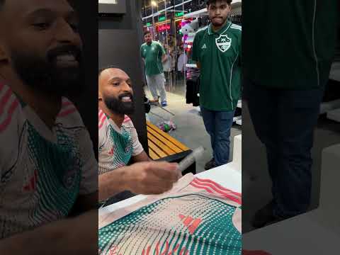 لحظة لن ينساها هذا الصغير مع نجمه المفضل فراس البريكان الأهلي