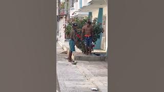 El bolso y la cuerda invisible / Broma