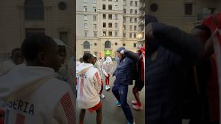 Зажигательные танцы Родиона Изюмского со сборными Анголы и Либерии перед ужином 🤩🕺🏻