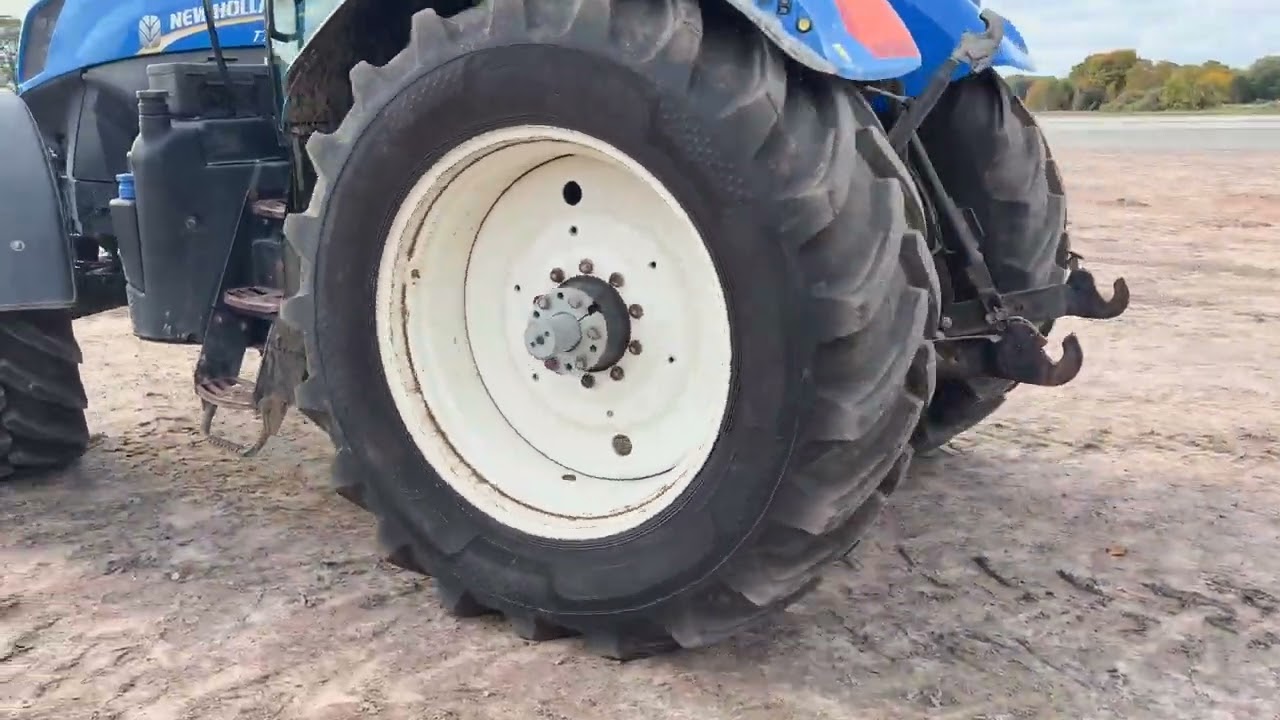 Traktor NEW HOLLAND BZ T7.235