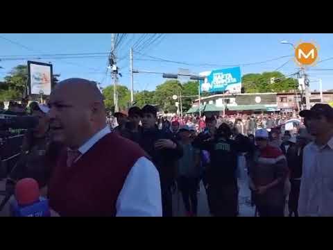 Freddy Valenzuela agredido por manifestantes - YouTube
