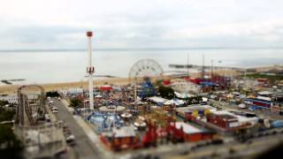 Corny Island | Coney Island in miniature | Little Big World | Time lapse & tilt shift
A tilt-shift film by Joerg Daiber. Shot in Coney Island, Brooklyn, New York, USA.
Gear list:
Lumix S1H https://amzn.to/3iZsNTA
Lumis S 24-105 mm lens_ https://amzn.to/36s16h8
Lumix GH5 https://amzn.to/3cqZg3G
Lumix 7-14 mm https://amzn.to/3ckx3f4
Lumix 14-140mm https://amzn.to/3r61aeq
Gimbal Weebill S https://amzn.to/3r77diC
360° Camera https://amzn.to/3cnMkeX
Actioncam: https://amzn.to/3ta5QSc
Mavic Pro 2 https://amzn.to/2Yxw0A4
DJI Mini 2 (Great with new EU regulation) https://amzn.to/2MG5mlW
SSD https://amzn.to/36tQU7T & https://amzn.to/36r7u89
SD Cards: https://amzn.to/3agwXSV
Boom Pole for Gimbal https://amzn.to/3tbrPIr
Gorillpod: https://amzn.to/2NRM4uH
Tripod: https://amzn.to/3r4Hibj
Tall Tripod for „No drone zones“: https://amzn.to/3crDKw2
Backpack: https://amzn.to/3r2x4IH
Macbook Pro: https://amzn.to/3j3KmBH
iMac: https://amzn.to/2NQkSfP
iPhone SE as screen for drone and Gimbal: https://amzn.to/3ox5eT9
Phone wristholder for „gimbal on pole shots“: https://amzn.to/3rctHPz
Post Production: https://amzn.to/3tbUYDy
As an Amazon Associate, I earn a small fee from qualifying purchases.
Facebook: https://www.facebook.com/LittleBigWorld
Twitter: http://www.twitter.com/spoonfilm
YouTube: http://www.youtube.com/littlebigworld
http://www.spoonfilm.com
You can license raw footage clips from the Little Big World series here: http://www.gettyimages.de/Search/Search.aspx?contractUrl=2&language=de&family=creative&p=spoonfilm&assetType=film
WATCH FULL SCREEN!
Shot with Lumix GH2, Gorillapod, 14-140mm and 7-14mm Lumix Lenses. Edited with Final Cut Pro. Postproduction with After Effects.
Music: Brahms - Hungarian Dance No.5 Corny Island | Coney Island in miniature | Little Big World | Time lapse & tilt shift