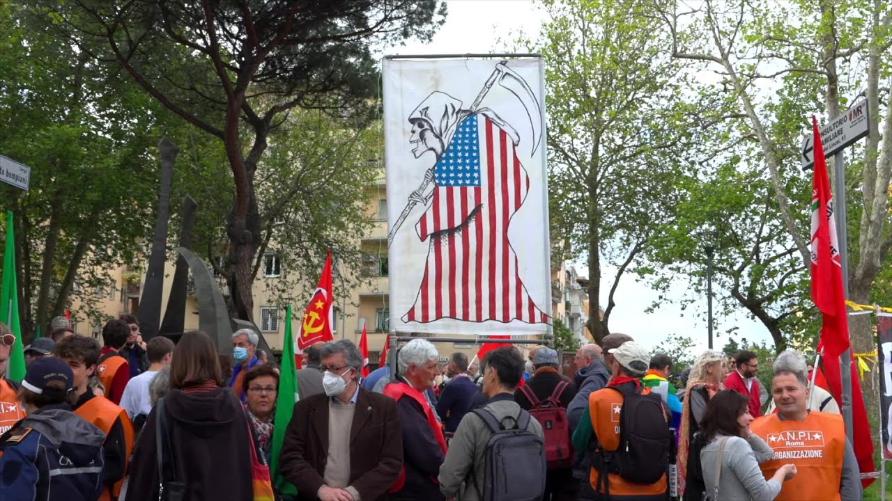 Roma, corteo ANPI per il 25 Aprile: altri partecipanti espongono bandiere contro USA e NATO