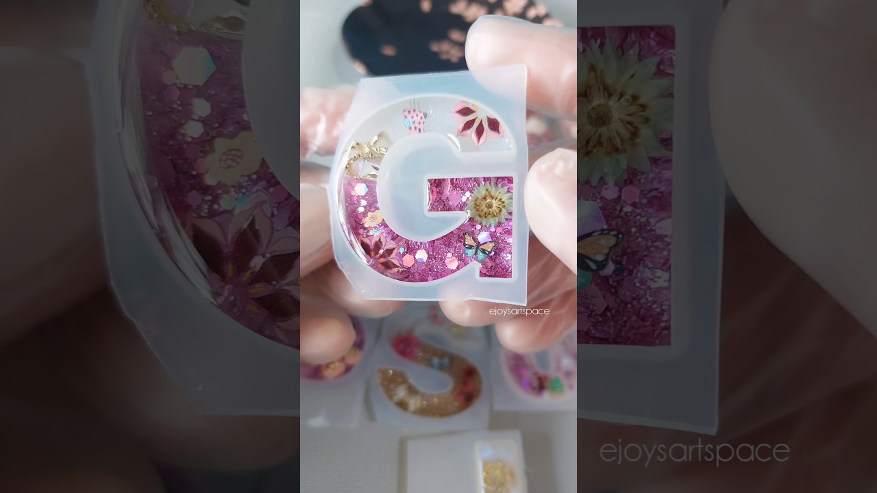 Брелок с буквами из смолы в стиле омбре 