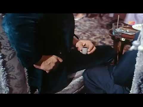 مقطع جري لعادل امام بيبص على خلفيت فتات