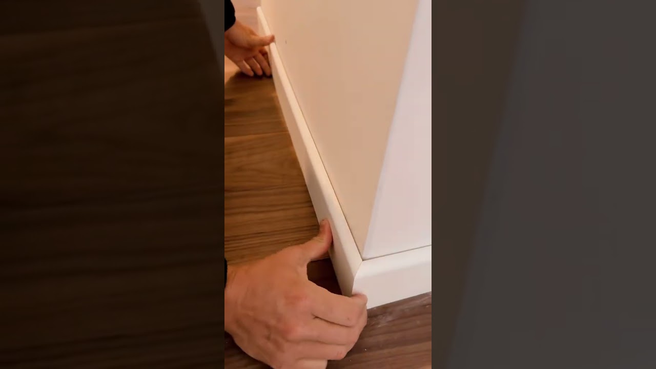 Installazione battiscopa bianco 